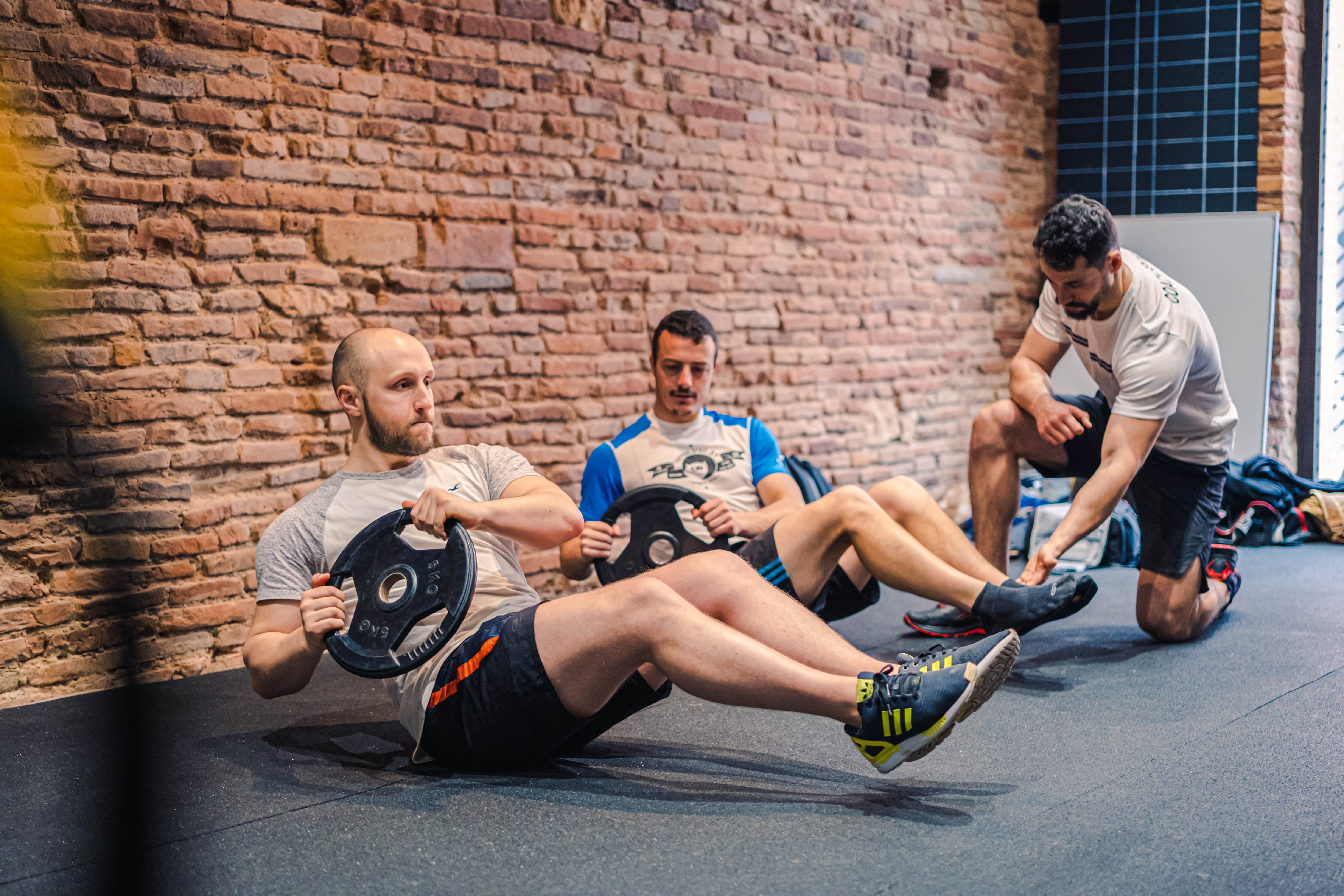 Séance de coaching en groupe où le coach montre comment exécuter les exercices