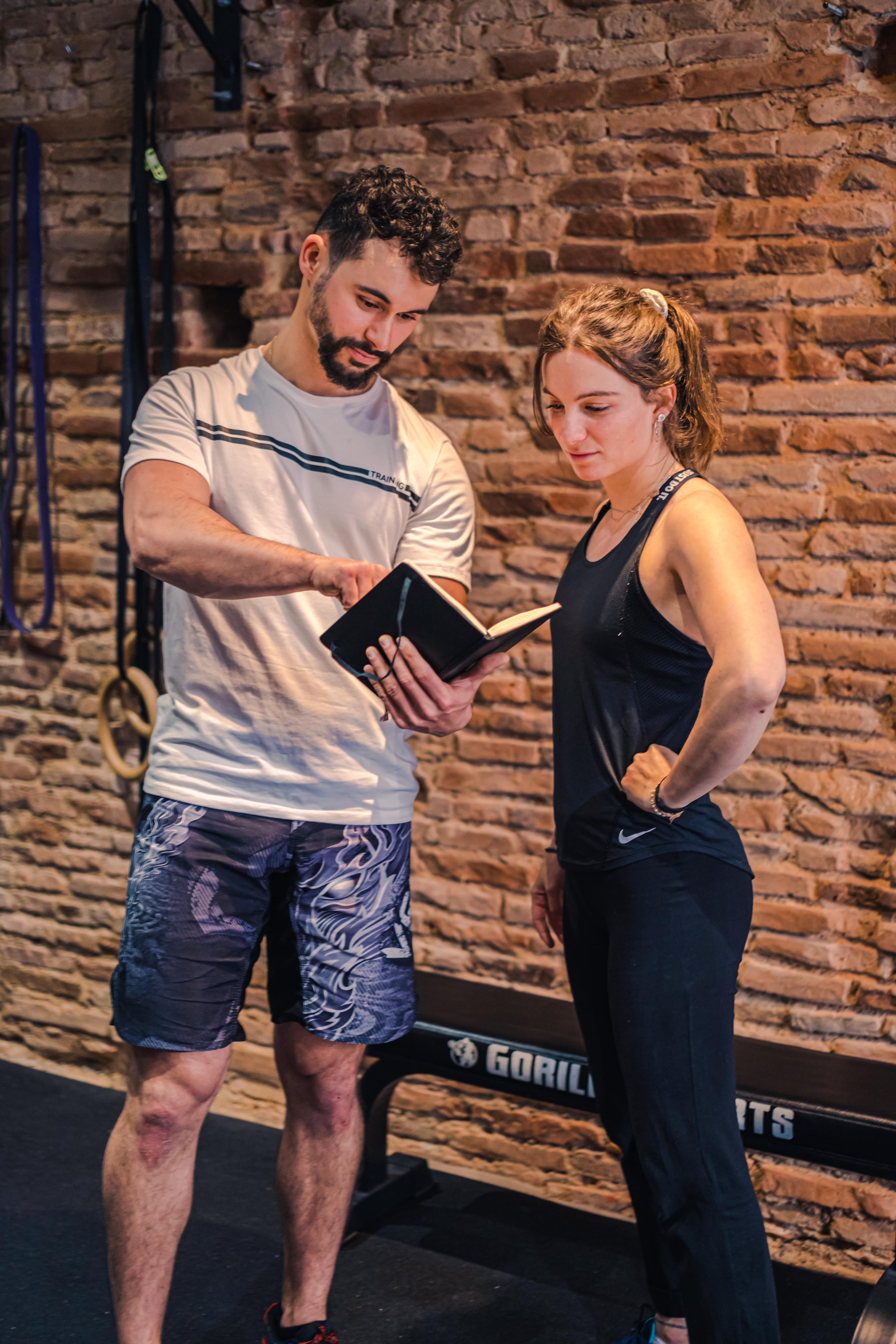 CY Coaching, coach sportif, expliquant les exerccies pendant une séance de coaching personnalisé à Toulouse