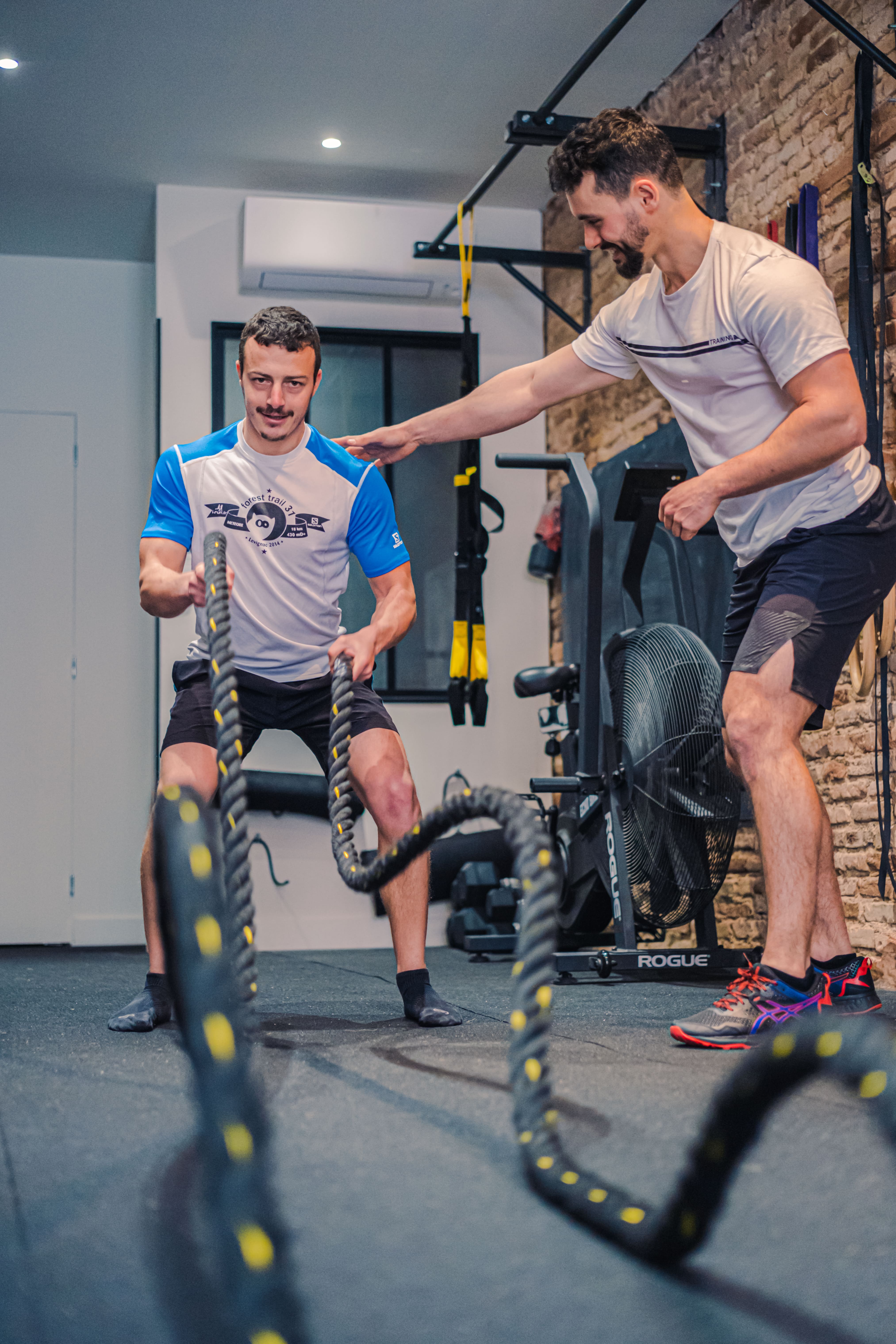 Séance de coaching individuel où le coach montre comment exécuter les exercices