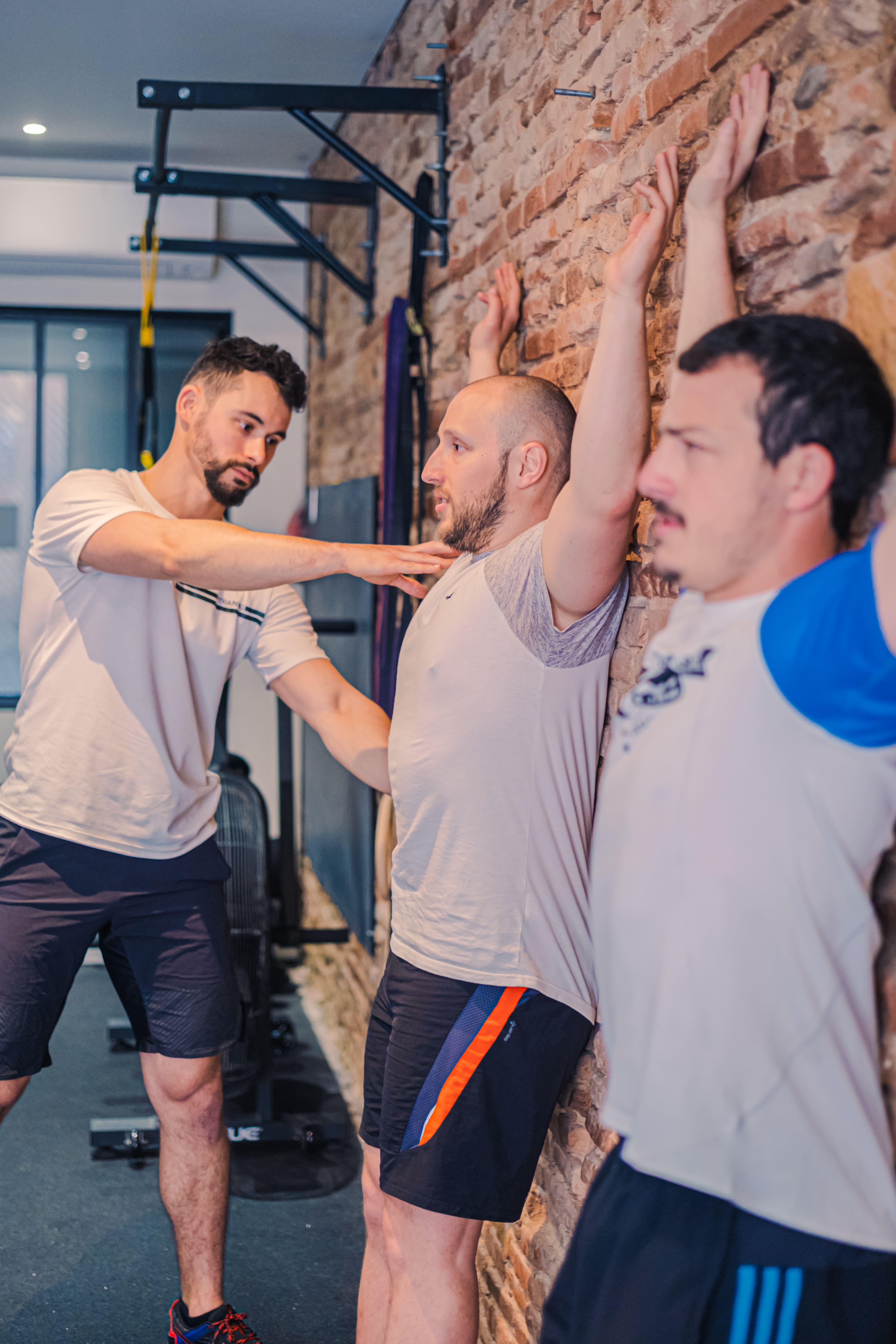 Séance de coaching individuel où le coach montre comment exécuter les exercices